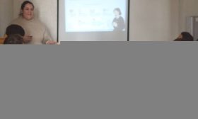 Jóvenes participan en un taller de búsqueda de empleo junto a una facilitadora frente a una pantalla de proyección